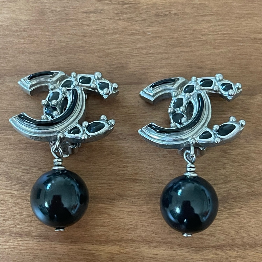 Chanel vintage silver and black pearl earrings.  Excellent condition 9/10